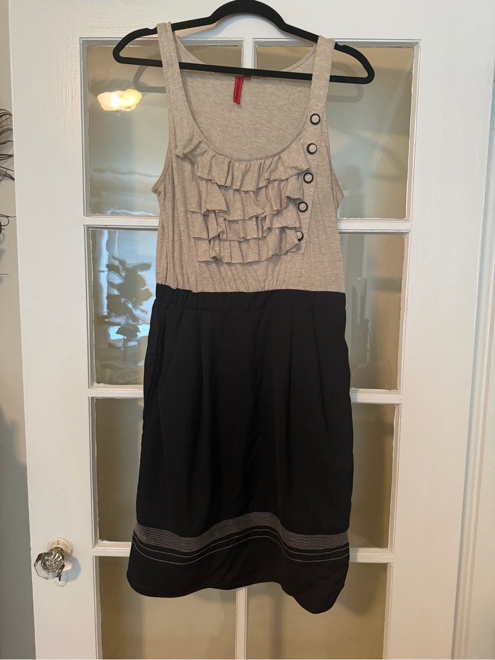 Sleeveless Ruffle Two-Tone Casual Dress in Beige and Black